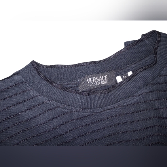 Men's Versace Classic V2 Ribbed Knit Short Sleeve Shirt. Crew Neck. Size Medium - Picture 3 of 6